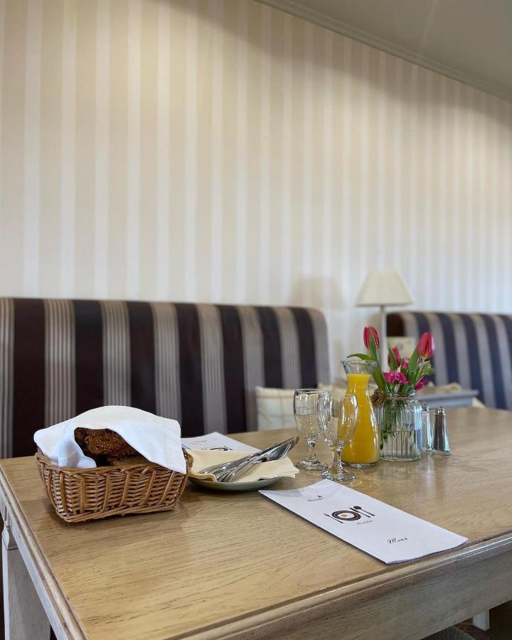 Diva Kacica Restaurant & Pansion Hotel โคมาร์โน ภายนอก รูปภาพ