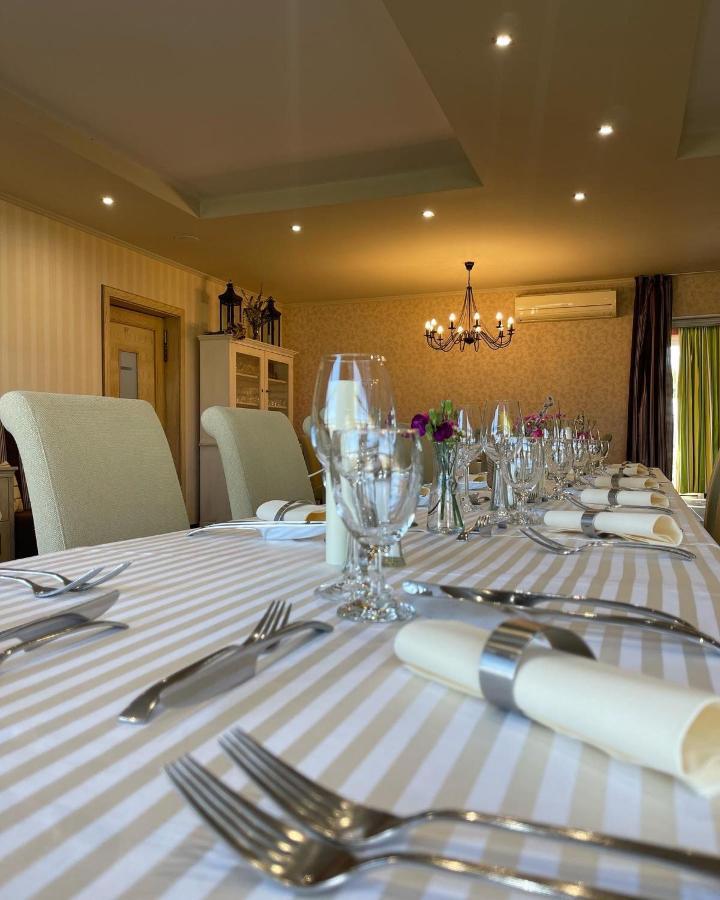 Diva Kacica Restaurant & Pansion Hotel โคมาร์โน ภายนอก รูปภาพ