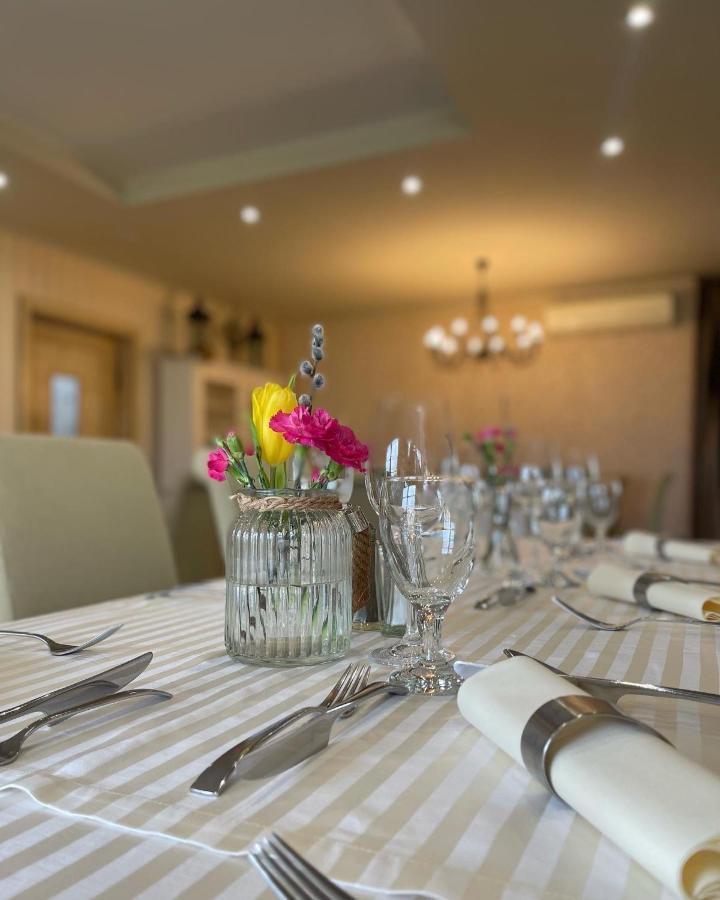 Diva Kacica Restaurant & Pansion Hotel โคมาร์โน ภายนอก รูปภาพ