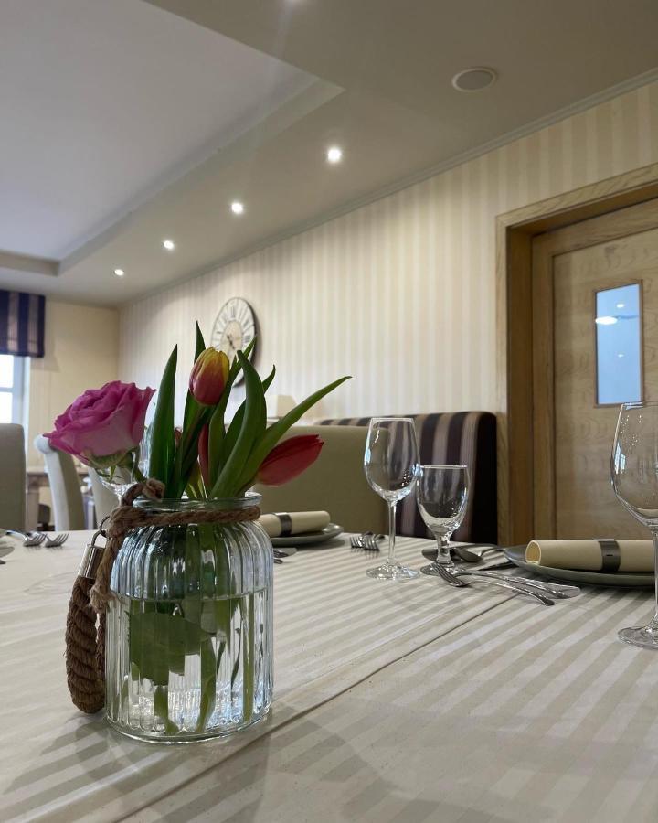 Diva Kacica Restaurant & Pansion Hotel โคมาร์โน ภายนอก รูปภาพ