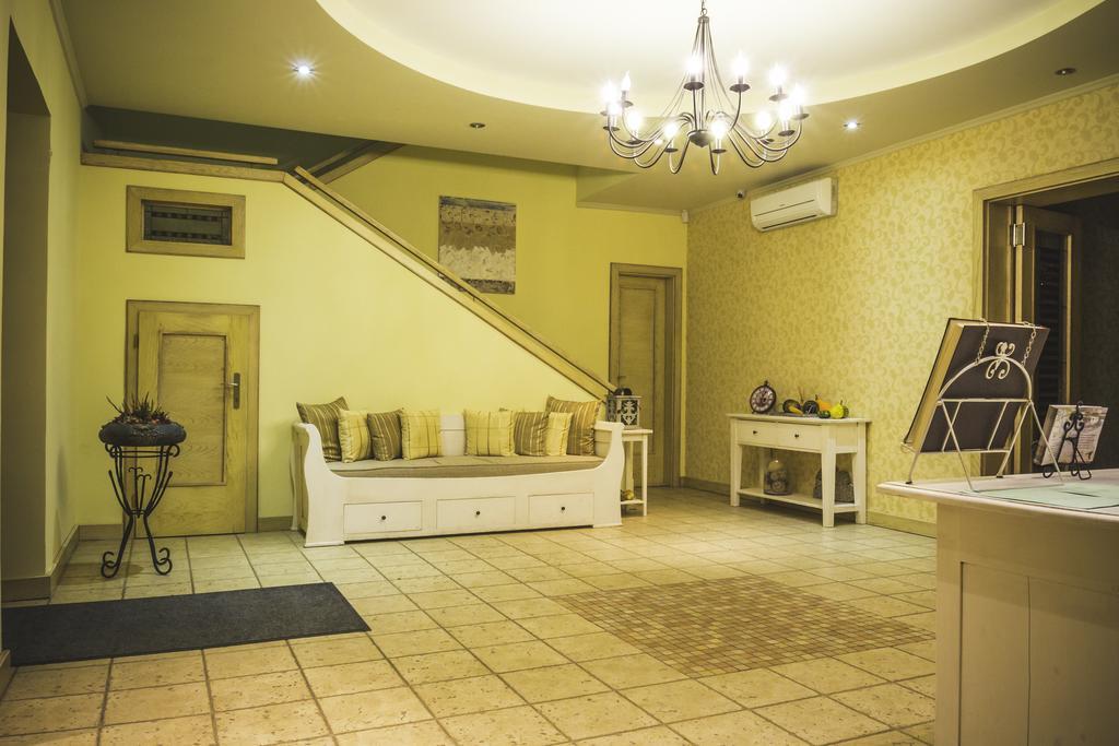 Diva Kacica Restaurant & Pansion Hotel โคมาร์โน ภายนอก รูปภาพ